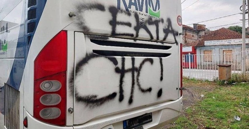 Ovako su u Čačku dočekali autobus sendvičara: Natpis "Sekta SNS", probušene gume...