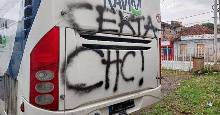 Ovako su u Čačku dočekali autobus sendvičara: Natpis "Sekta SNS", probušene gume...