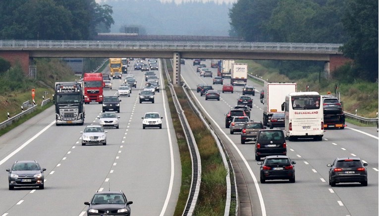 Žena rodila u automobilu na zaustavnoj traci njemačke autoceste