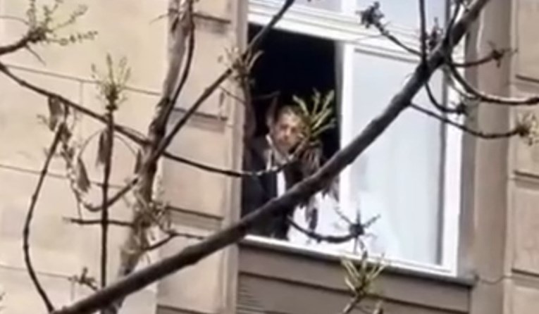Srpski ministar vanjskih poslova s prozora gleda prosvjed