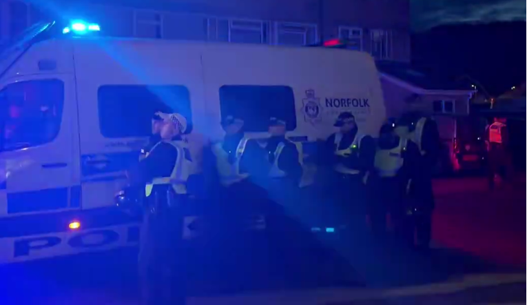 Antiimigrantski neredi u Britaniji. Uhićene četiri osobe, policajca gađali kamenom