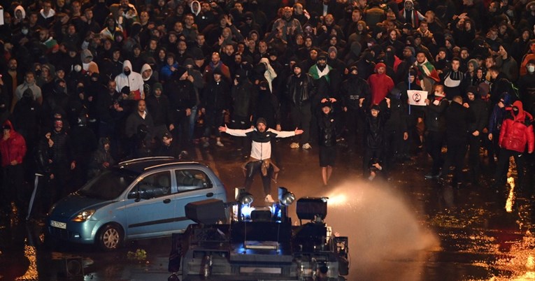 FOTO Kaos u Bugarskoj. Tisuće navijača prosvjeduju, ozlijeđeno 30-ak policajaca