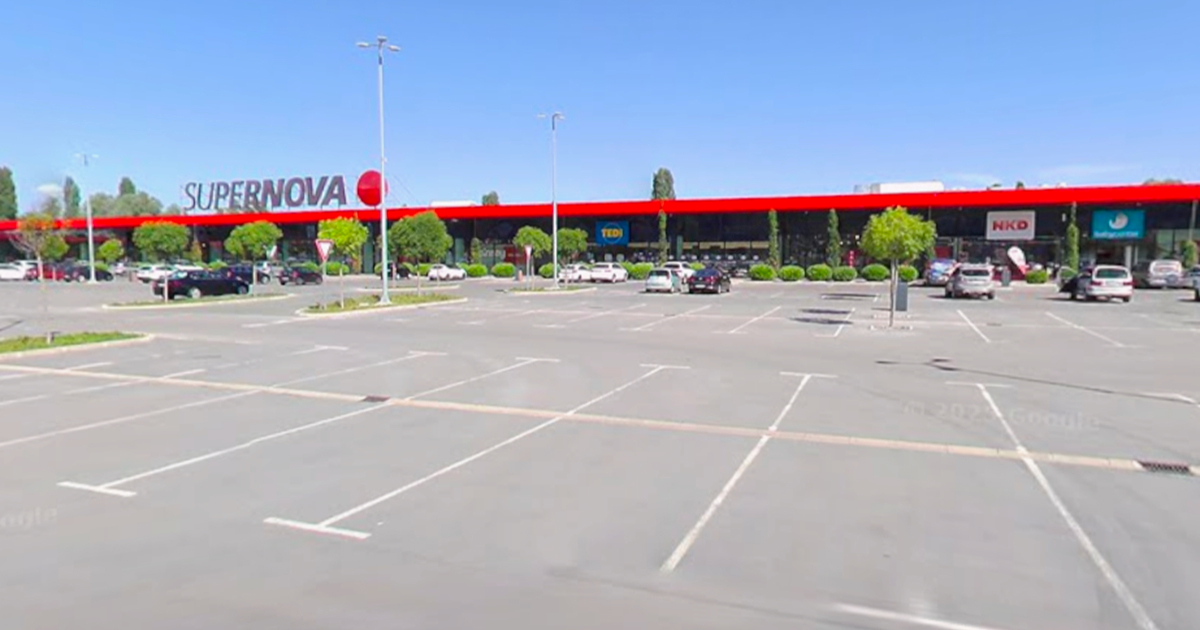 Tinejdžerica (18) se išla parkirati u Požegi pa se autom zabila u izlog trgovine