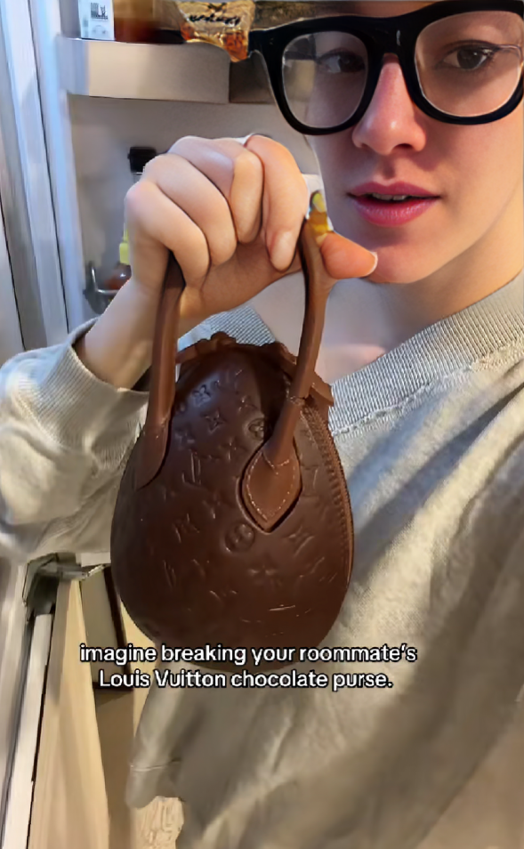 Slučajno razbila Louis Vuitton čokoladnu torbicu svoje cimerice, snimka je viralna