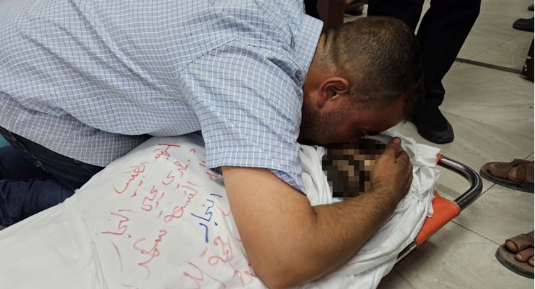 Umro palestinski liječnik kojem je u izraelskom napadu poginulo devetero djece