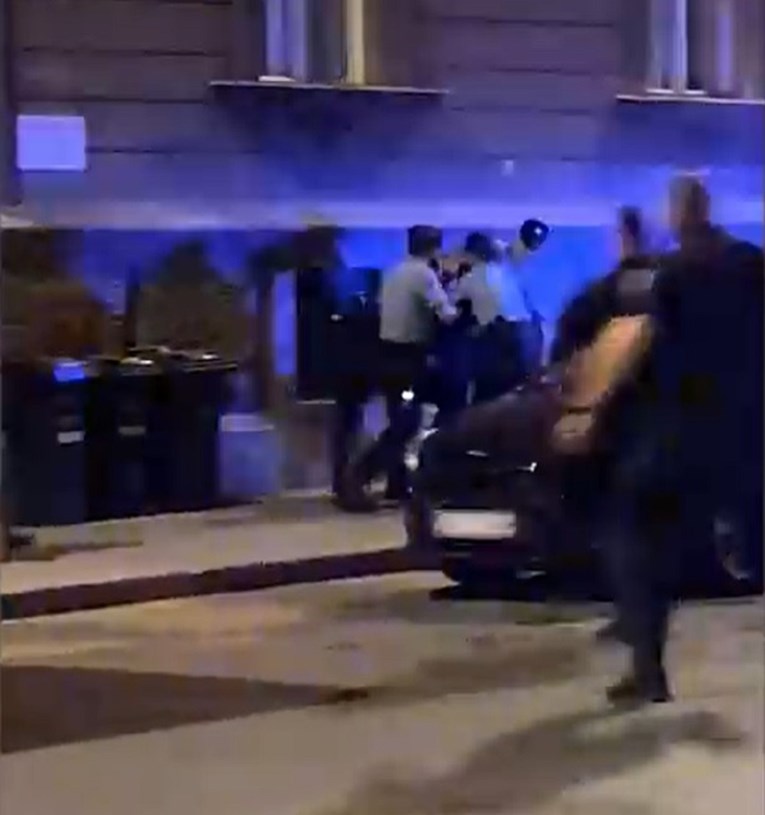 VIDEO Policajci u Zagrebu oborili na tlo mrtvo pijanog tipa, dojurila i interventna