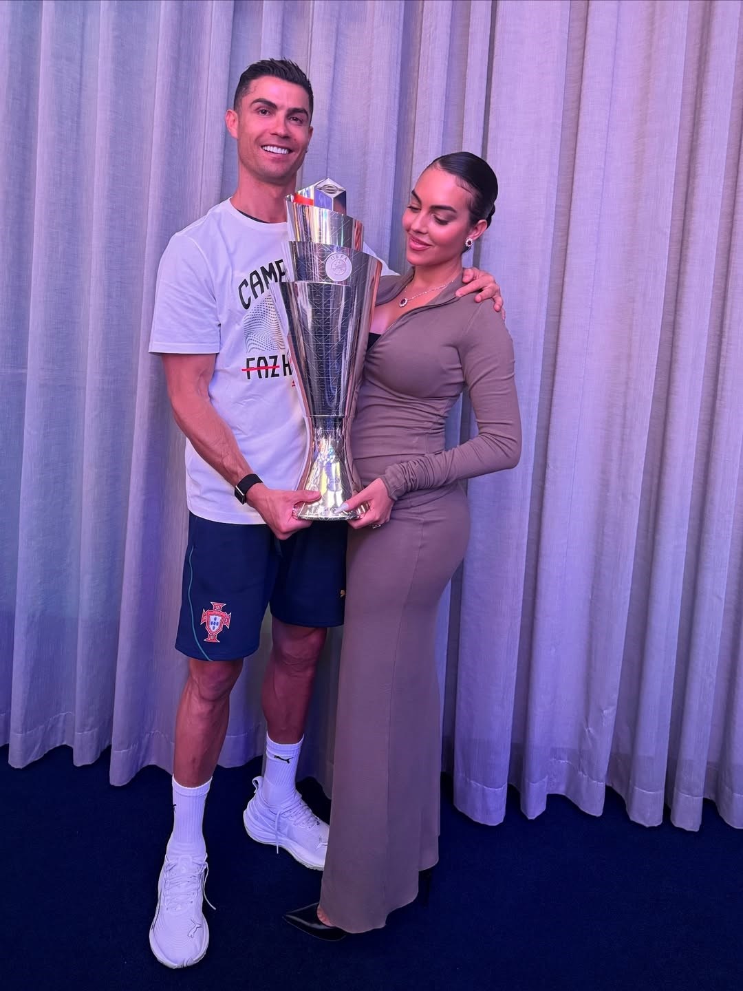 Ronaldo titulu proslavio s Georginom, zagrljeni pozirali s peharom