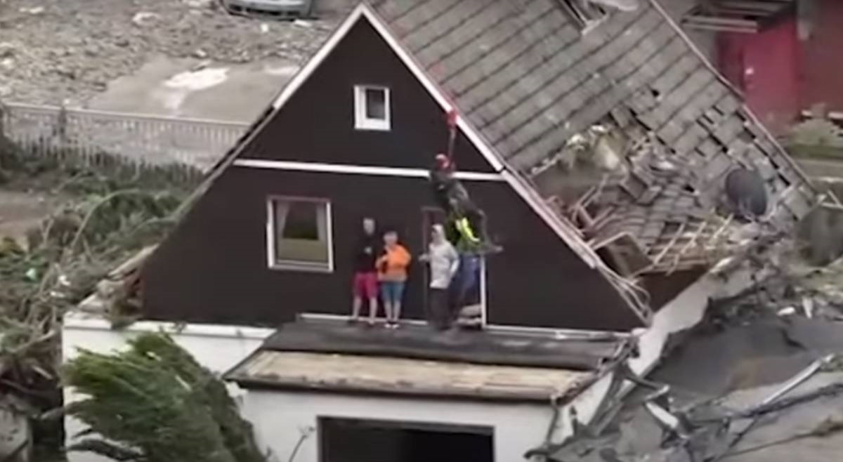 VIDEO Poplave u Njemačkoj: Helikopterima spašavaju ljude s krovova