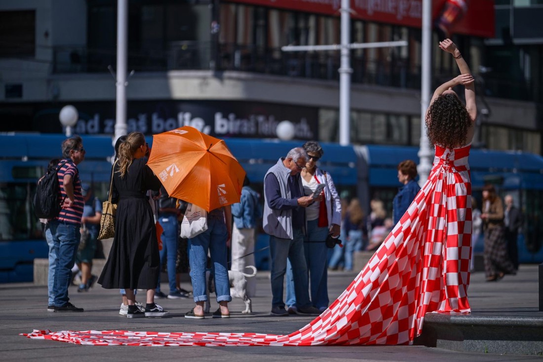 FOTO Djevojka u haljini s "kockicama" privukla poglede prolaznika u centru Zagreba