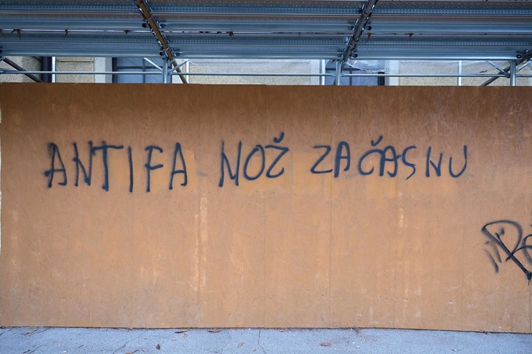 FOTO Na Ilici osvanuo natpis "Antifa nož za časnu"