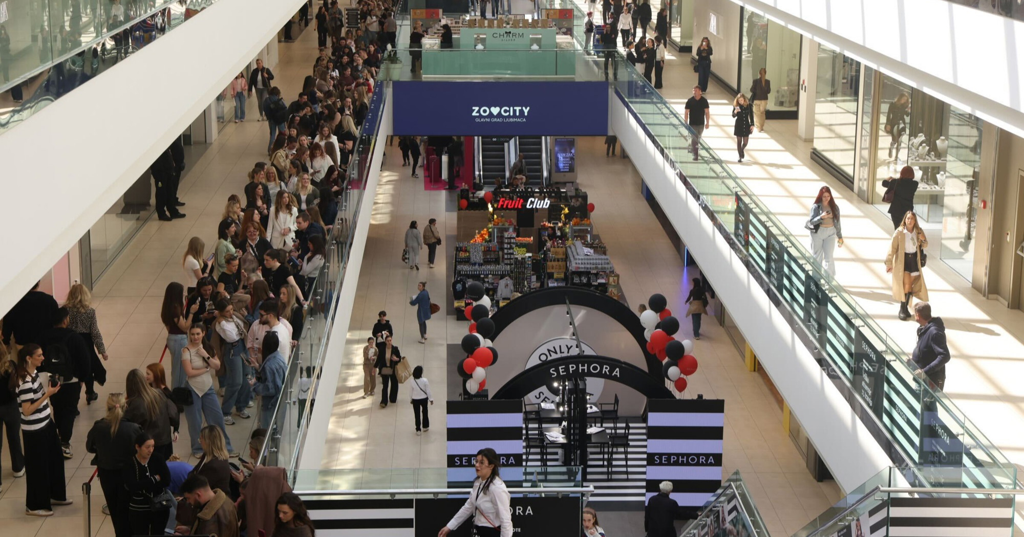 UŽIVO Otvorena prva Sephora u Hrvatskoj. Kupci ulaze nakon što su čekali od jutra