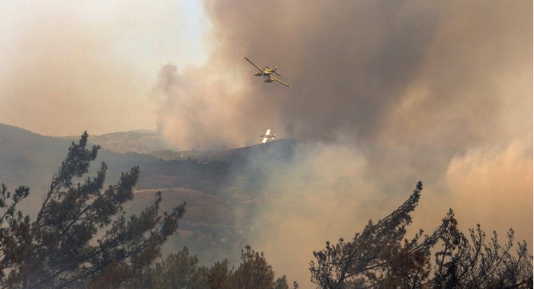 Veliki požari u Grčkoj, evakuacije na Rodosu i Krfu. "Nema životno ugroženih Hrvata"