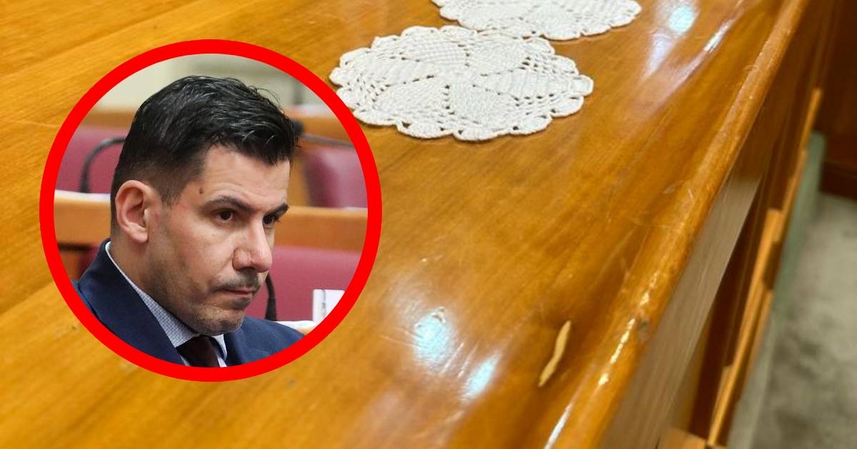 FOTO Grmoja fotkao klupe u kojima sjede vladajući: "I ove su oštećene"
