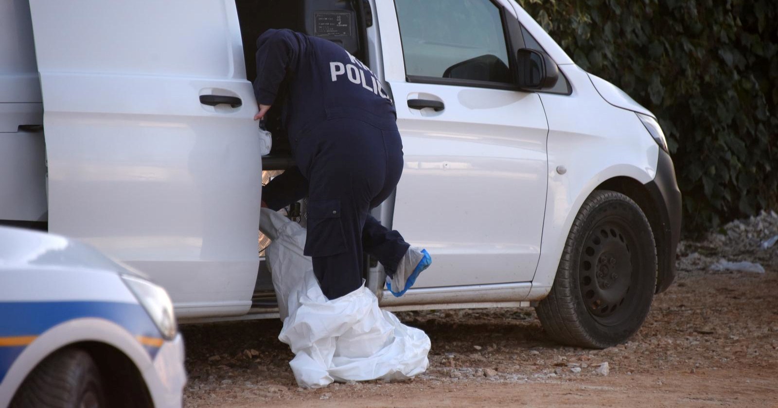 Muž ubio suprugu u Glini pa pokušao ubiti i sebe. Preminuo je u bolnici