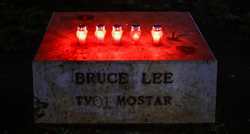 Mostarci zapalili svijeće na mjestu gdje je stajao spomenik Bruceu Leeju