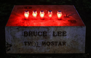 Mostarci zapalili svijeće na mjestu gdje je stajao spomenik Bruceu Leeju