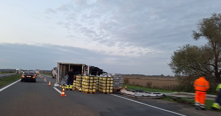 Pušten promet jednom trakom na A3, kamion koji se prevrnuo i blokirao pomaknut