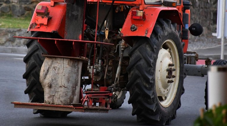 Kod Varaždina poginuo 67-godišnjak, traktor mu se prevrnuo na nizbrdici