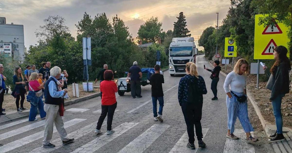 FOTO Građani prosvjeduju protiv spaljivanja otpada iz Gospića u Istri. Stigao i SDP