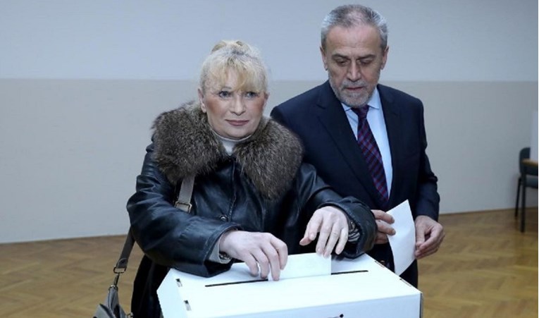 Bandić glasati došao sa suprugom koja se rijetko viđa u javnosti