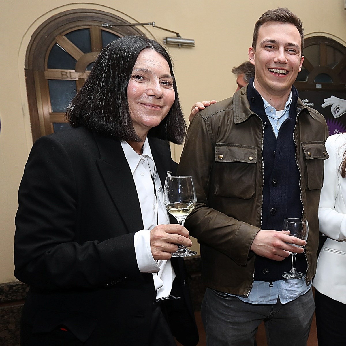 Daniela Trbović (60) sa sinom Lovrom (25) došla na premijeru predstave