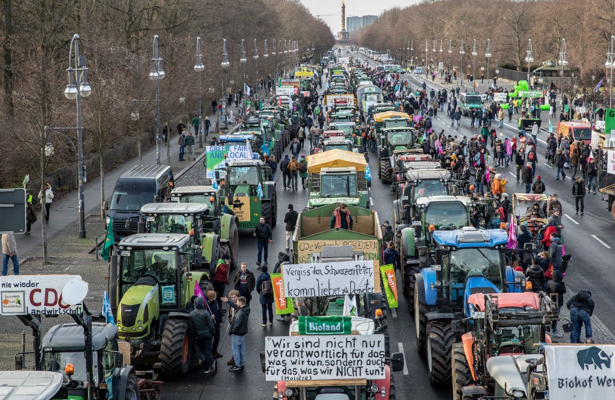 U Berlinu su masovni prosvjedi seljaka, došli su na traktorima