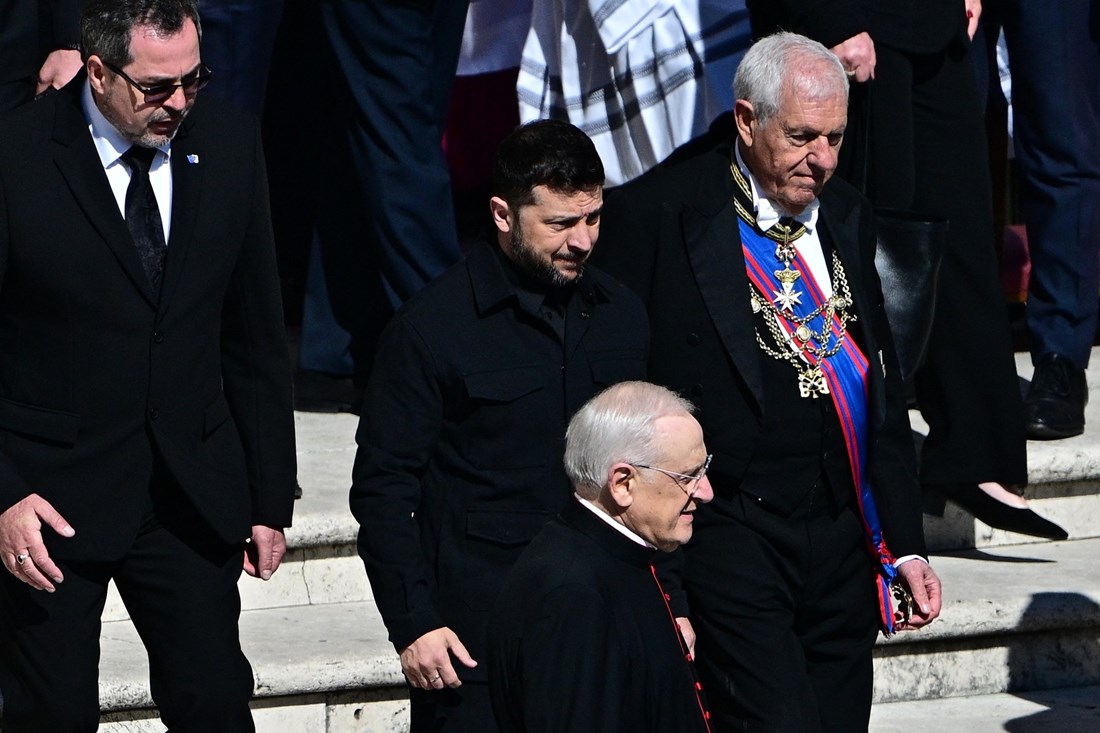 Zelenski na sprovod pape Franje nije stigao u odijelu, odjenuo crnu košulju i jaknu