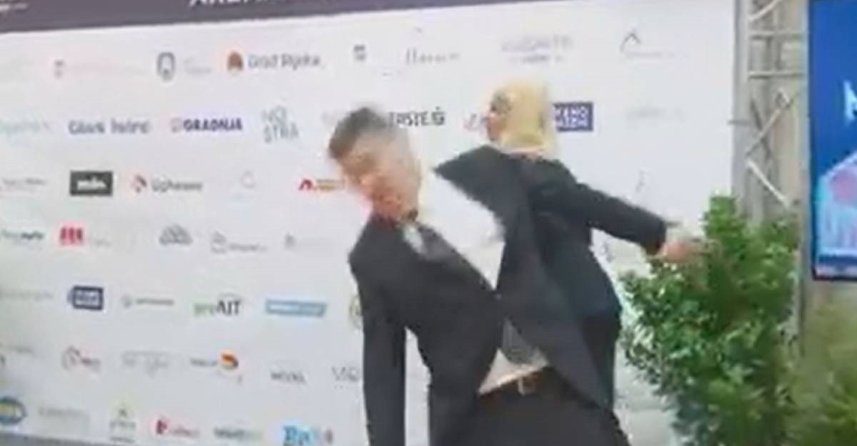 VIDEO Milanović zamalo pao pri silasku s pozornice, pogledajte snimku