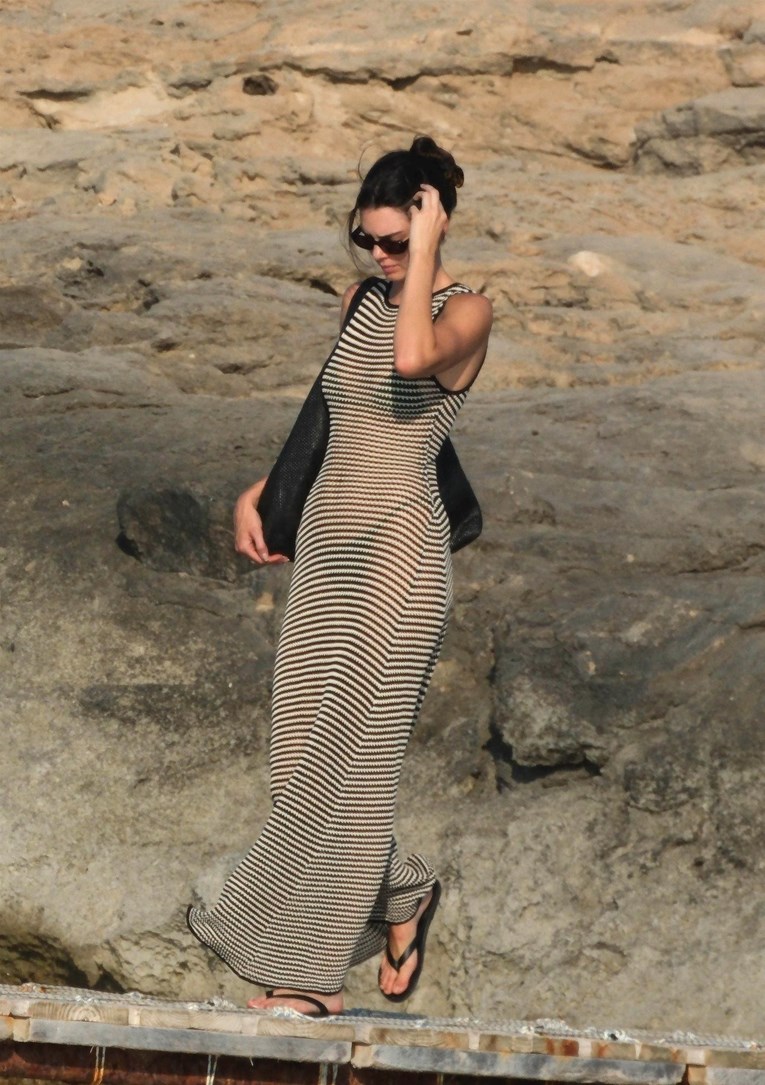 Kendall Jenner oduševila svojom haljinom za plažu. Evo gdje je možete kupiti