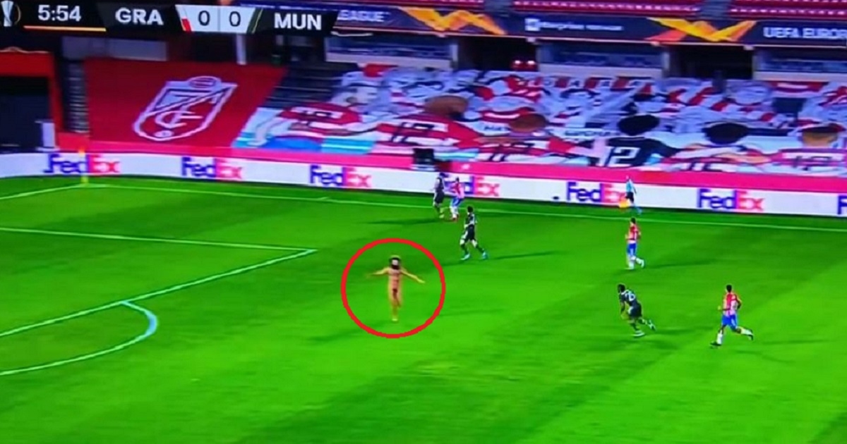 Gol utrčao na teren i prekinuo utakmicu Uniteda. Pogledajte show streakera