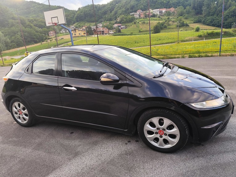 Ovaj Civic ima 2.2 dizelaš, šest brzina i dva seta alu felgi. Prodaje se za 2799 €