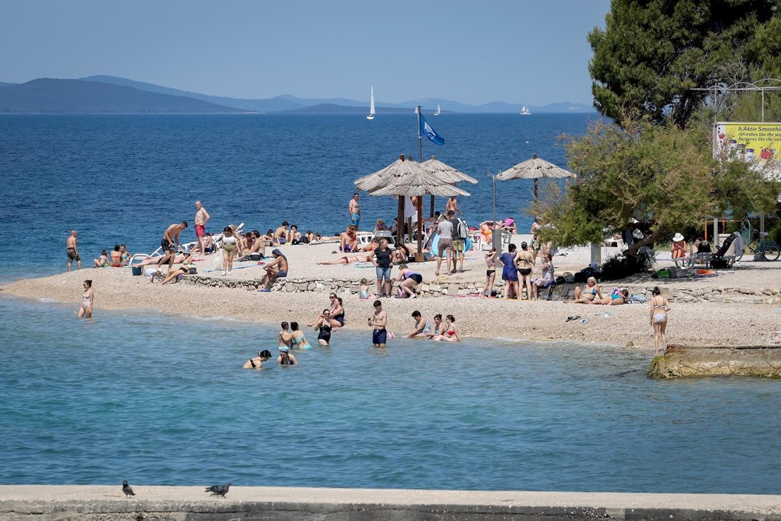 FOTO Stigle su vrućine. Splićani i Zadrani uživaju na plaži, a Zagrepčani traže hlad