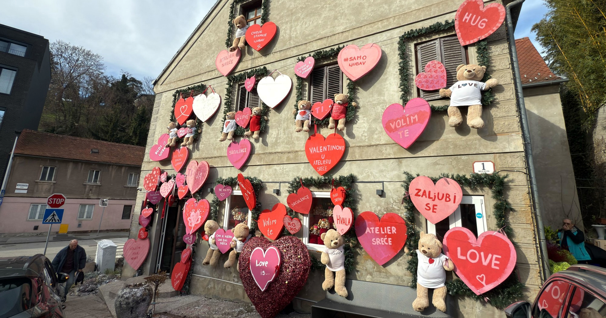 FOTO Kuća u Maloj ulici u Zagrebu prekrivena je srcima za Valentinovo