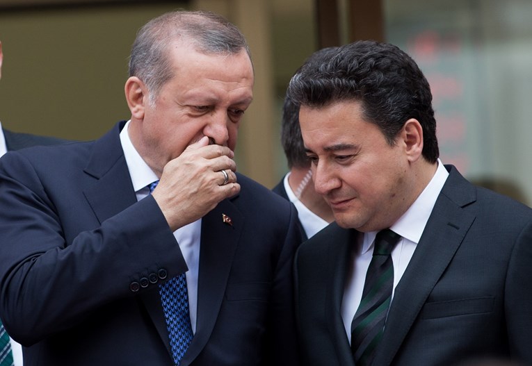 Erdogan primio novi udarac, vladu napustio potpredsjednik