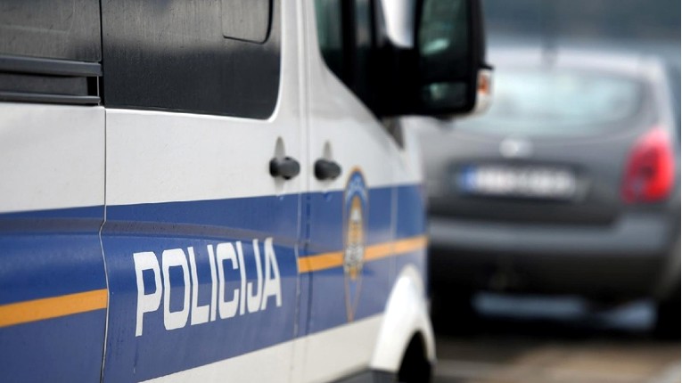 U Koprivnici se napio i bacio bocu na policijski auto: "Dođite se tući!"