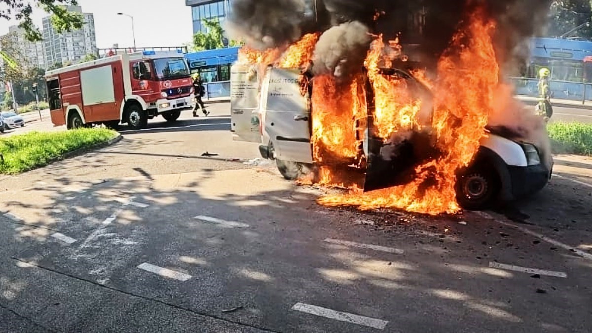 FOTO Zapalio se kombi u Zagrebu