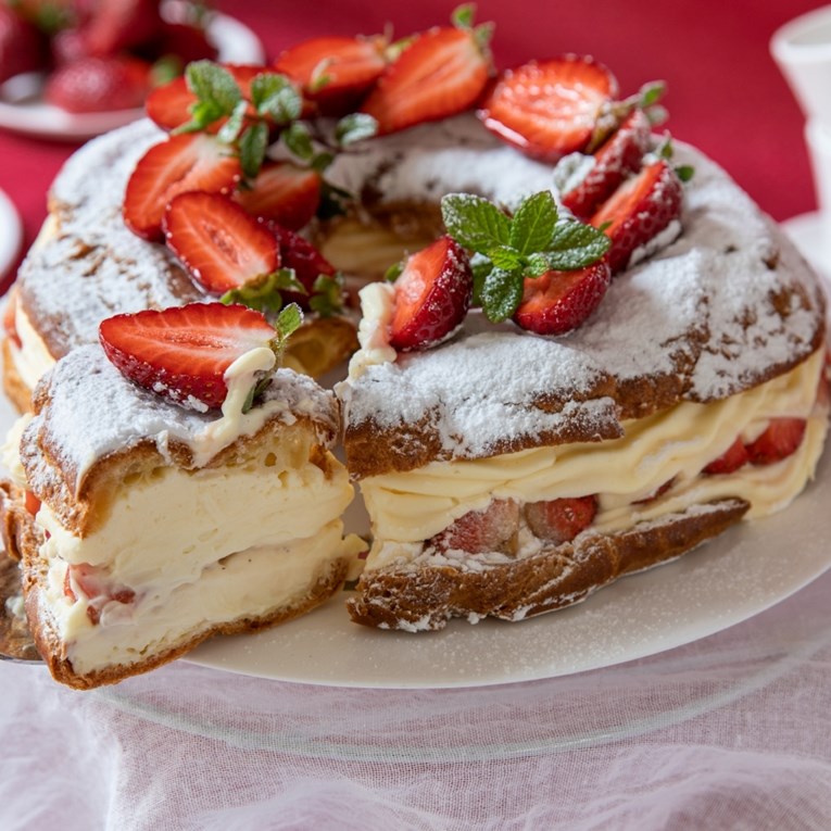 Top recepti za kremaste kolače s jagodama za koje svi traže komad više