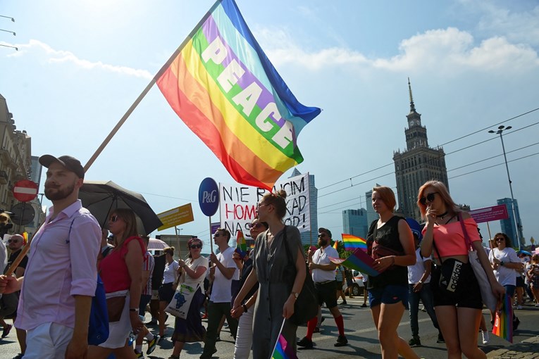 Poljske novine bliske vlasti dijelit će naljepnice s natpisom "zona bez gejeva"