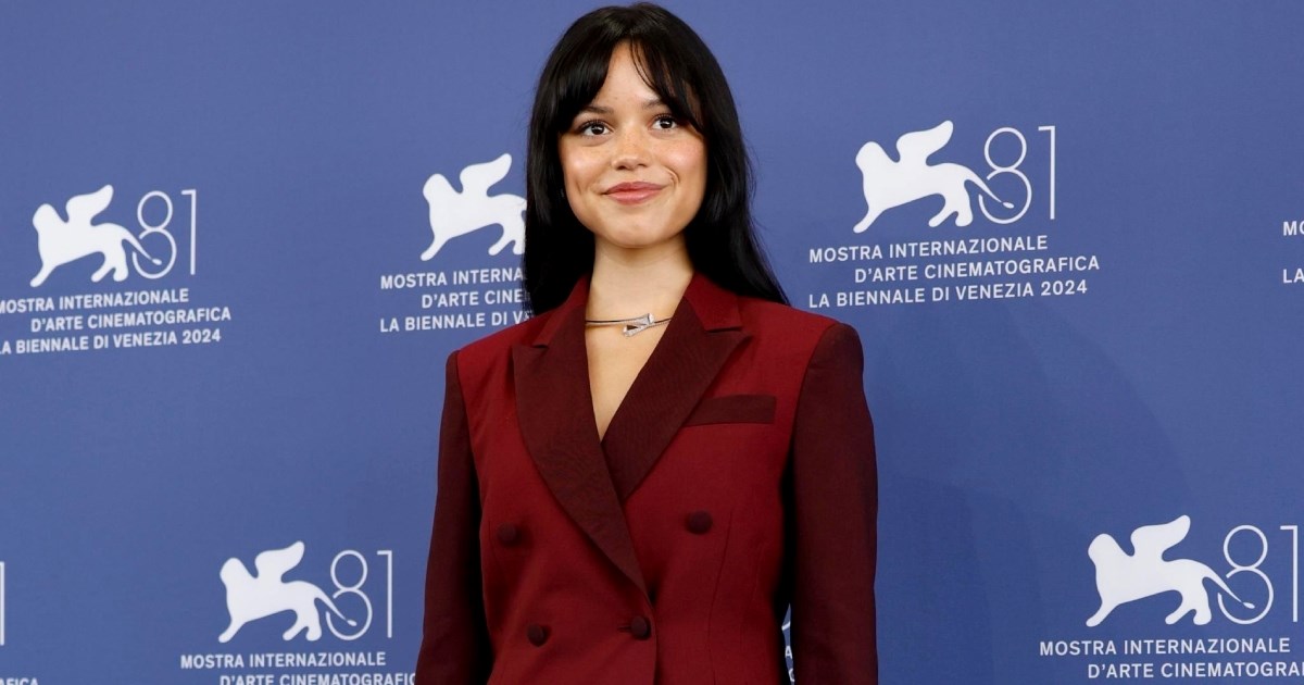 Jenna Ortega je preslatka u bordo odijelu