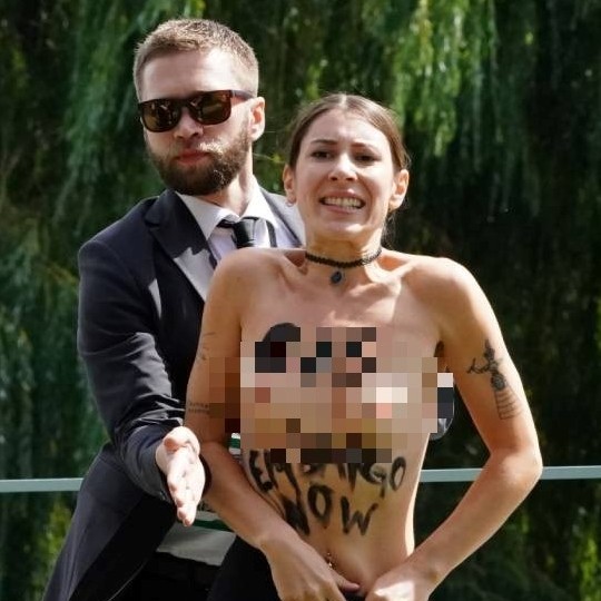 Aktivistkinje golim grudima prosvjedovale pred Scholzom: "Želimo embargo na plin"