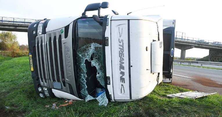 Rukometaši iz Vinkovaca razbili staklo i izvukli vozača iz prevrnutog kamiona na A3