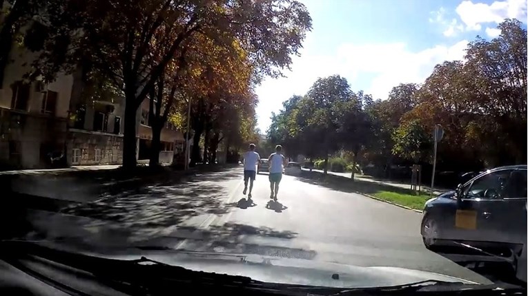 Dva tipa u Splitu trčala posred ceste, vozače iznenadilo što su zapravo radili