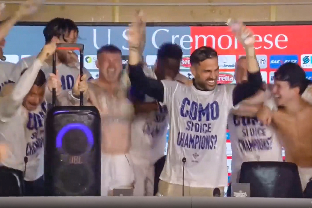 VIDEO Fabregas držao presicu. Onda su igrači uletjeli s ogromnim zvučnikom