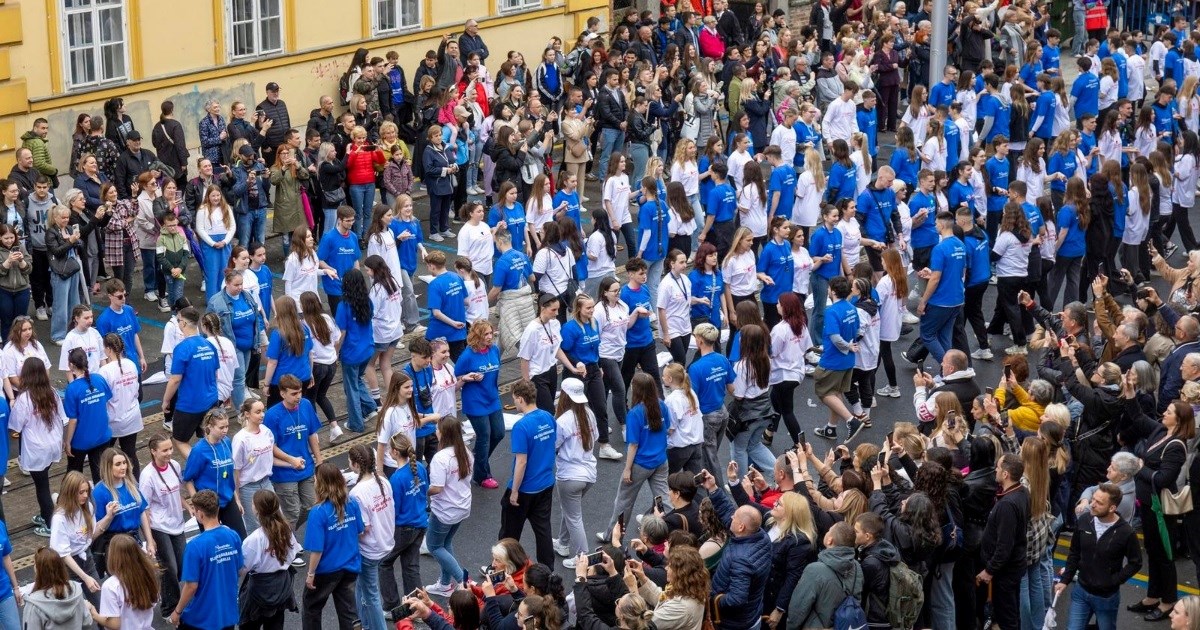 FOTO Osječki maturanti zaplesali quadrillu na kiši