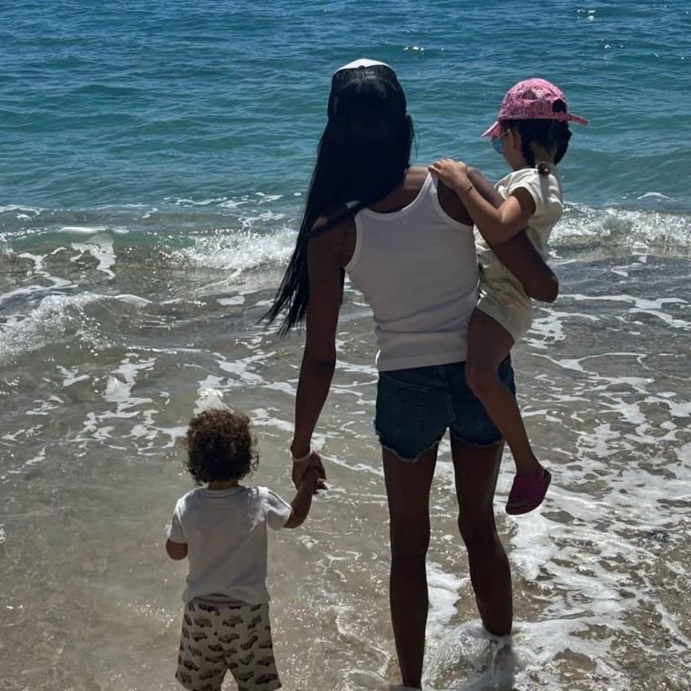 Slavna manekenka objavila fotografiju s djecom koju ne pokazuje gotovo nikad