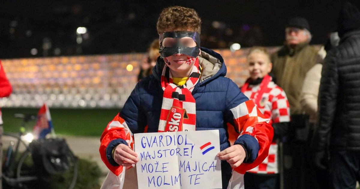 Dječak s maskom poput Gvardiola čekao Vatrene, u rukama držao poseban natpis