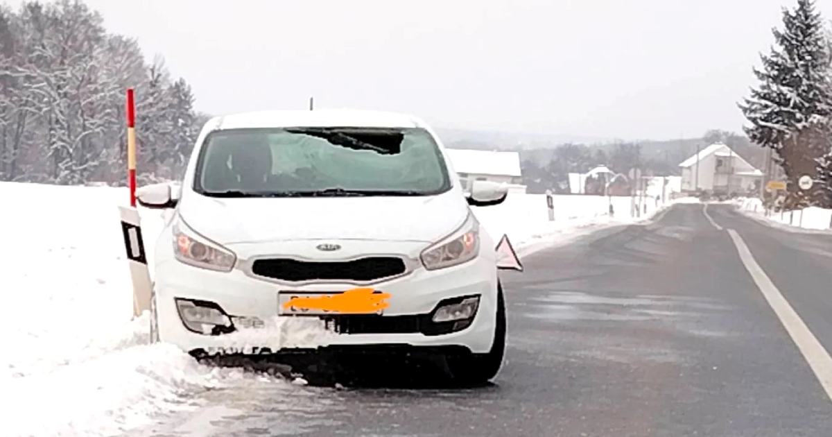 Led pao s kombija, probio vjetrobransko staklo auta i pogodio vozača u glavu