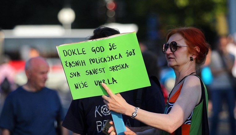 Prosvjednici u Beogradu podržali policajku koja je otkrila afere Vučićevog kuma