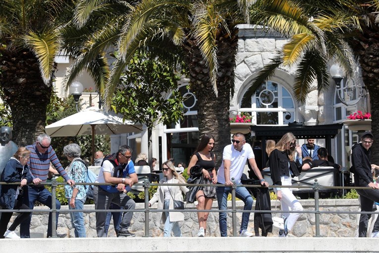 Turiste u Opatiji iznenadio prizor na plaži, pogledajte što je doplutalo u plićak