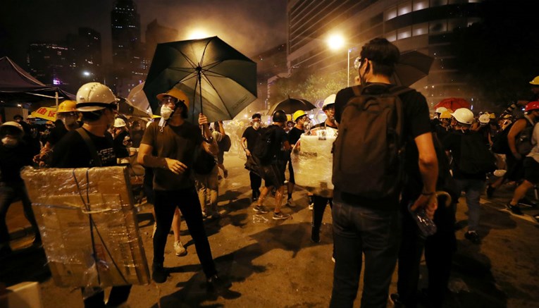 Danas se u Hong Kongu dogodio jedan od najnasilnijih prosvjeda. Pogledajte štetu